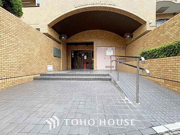 【Entrance】仕事は好きだ。でも今日という一日はあまり芳しくない日もある。とぼとぼと家路に付く頃、ふと目を上げると我が家のエントランス。