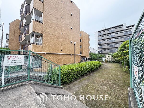 ◆木漏れ日◆の様な採光が優しく足元を照らし、心地いい暮らしの道しるべを写し出す。この空間で過ごす家族との語らいの時間がとても素敵で幸せを感じるかもしれない。【Holiday of a home】