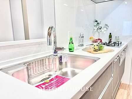 ◆愛育◆キッチンは家族の絆を育む大切な空間。シンプルで使い易いSystemKitchenで愉しく作る料理は愛情のある美味しいご馳走に。家族で使える広々としたダイニングキッチンです。