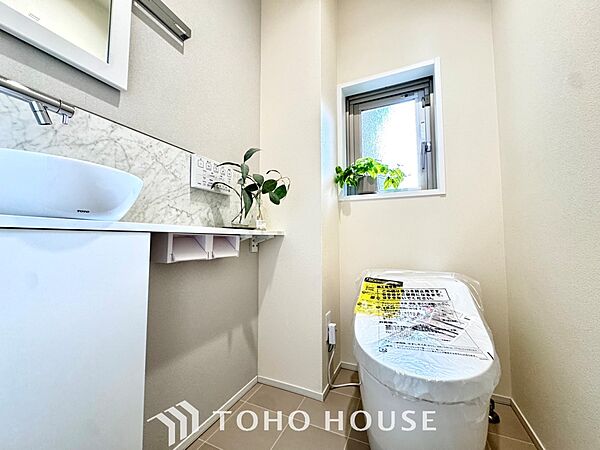 【toilet】トイレットペーパーの使用回数を減らせることです。 シャワートイレを使用すれば、洗浄して汚れを落とすことができるため、トイレットペーパーの使用を最小限にとどめることができます。