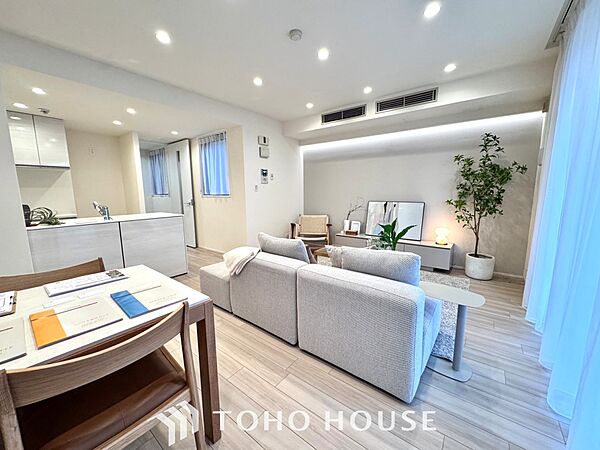 【Decorative lighting】上質に仕上げられた室内。オフ・ホワイトの壁を背にした観葉植物の葉をそっと置かれたインテリア・ライトが照らし出しています。少しお洒落な暮らしをしてみませんか。