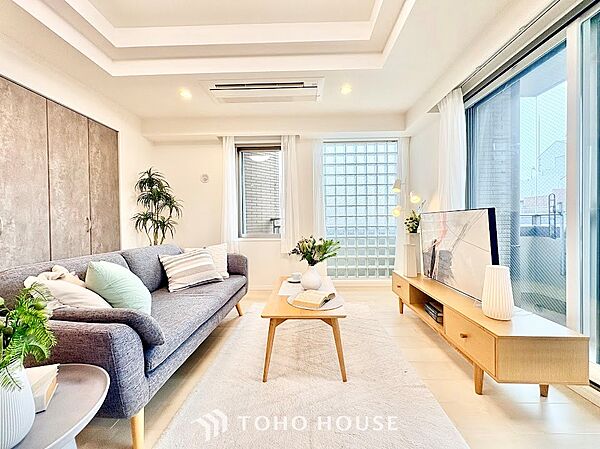 穏やかな時間が流れる落ち着きのあるリビング。休日はソファでゆっくり読書や映画鑑賞など、思い思いのくつろぎ時間を満喫できます。心身ともにリフレッシュできる安らぎの空間です。