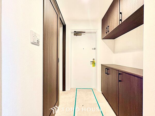 重厚感と清潔感にあふれたエントランスアプローチ。手入れの行き届いた植栽や綺麗な共有スペースが、住環境の良さを物語ります。毎日の行き帰りが安心で心地よくなる、優雅に住まう方をお迎えする空間です。