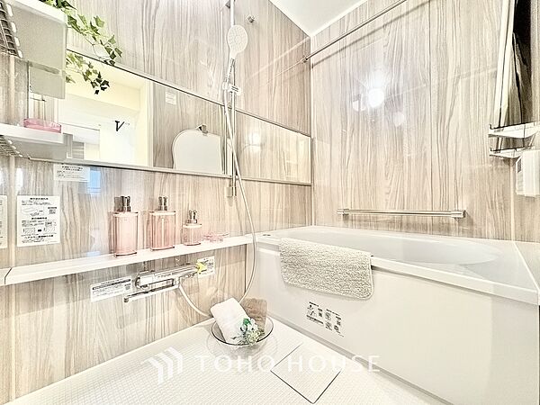 【浴室】《一日の疲れを落としてくれる場所は、落ち着く場所でなければならない》　高級感溢れるカラーと大きさ・柔らかな曲線で構成された半身浴も楽しめるバスタブが心地よさをもたらします。