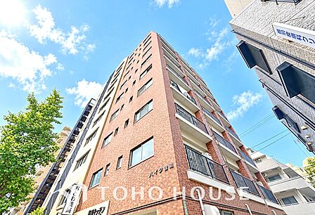 洗練されたファサードが印象的なマンション。日々の暮らしを心地よく包み込む、品格ある佇まいが魅力です。帰宅するたびに気分が高まります。