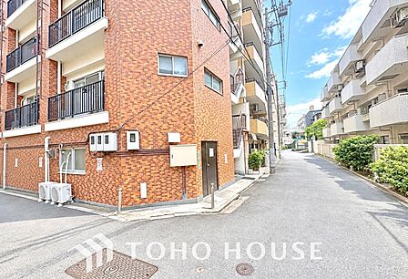 暮らしの舞台となるマンション。建物だけでなく、周辺の街並みも含めてご覧いただきたい住まいです。