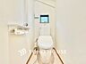 トイレ：【Toilet】トイレも全て新品に交換されており、清々しく新生活を始めることができます。白基調の清潔感のある空間に生まれ変わりました。