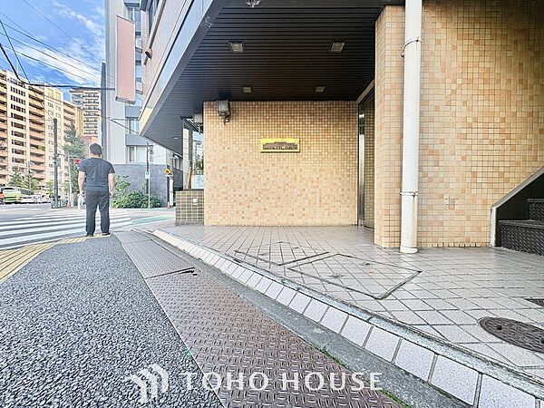 【House of the Sun】太陽の温かな光がお家全体を照らす。そこには目を輝かせ笑顔で見つめてくれる君がいて、「ただいま」の言葉がこだまする。そんな君の瞳に恋している。