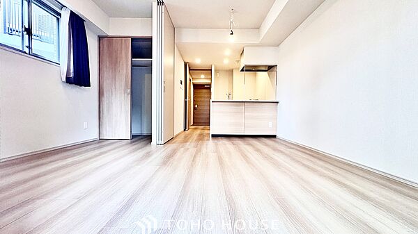 ◆今宵の食卓◆ダウンライトに反射するグラスを眺めながらワインを注ぐ。トクトクと心地いい音をさせながら、フランスの古城を思わせる薫りがたちこめ、とても幸せな時を過ごせる。