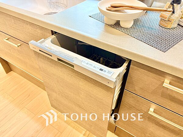 家事の最も強い味方の一つ・・ビルトイン型の食器洗浄乾燥機。手洗いでは落ちない汚れも高温・高圧ですっきり。大幅な時短になるのが嬉しい。
