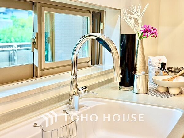 浄水器内蔵・可動式のシャワーヘッド。水はねや大きな洗い物も計算したシンク。システムキッチンは家事をずっと楽にしてくれる。
