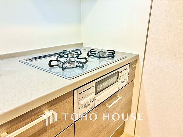 可能な限り余計なものを省いた3口コンロ。美しさと機能性を兼ね備えたスタイルはきっと何年もあなたの味方です。
