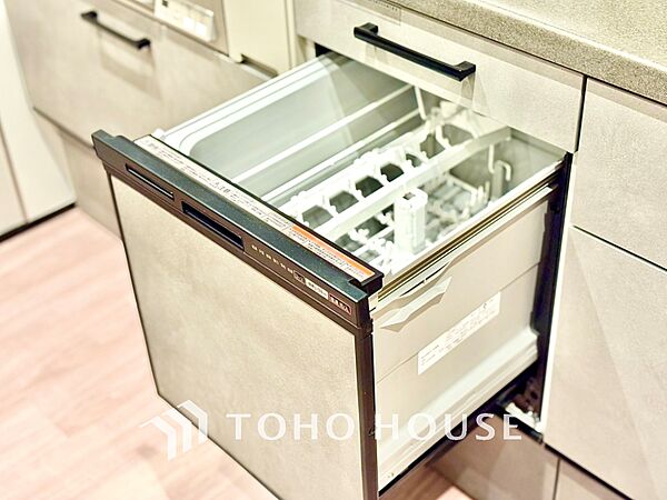 家事の最も強い味方の一つ・・ビルトイン型の食器洗浄乾燥機。手洗いでは落ちない汚れも高温・高圧ですっきり。大幅な時短になるのが嬉しい。