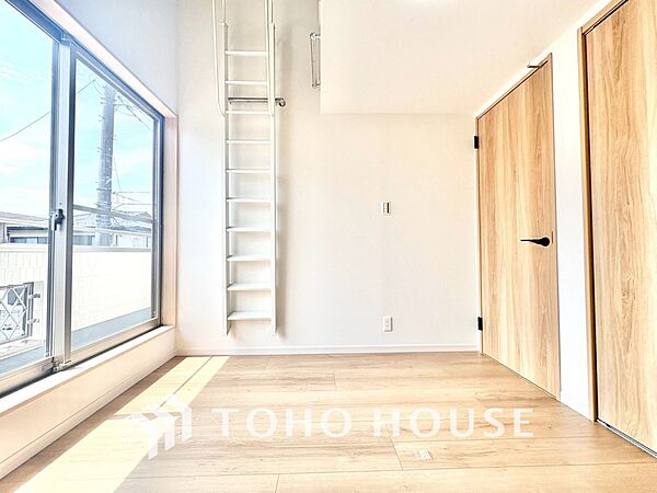 【居室】ゆったりとした広さで、ベッドを置いても余裕のある空間です。