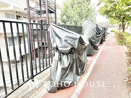 【駐車場】出し入れしやすい配置で、日々の通勤やお買い物もスムーズにこなせそうです。
