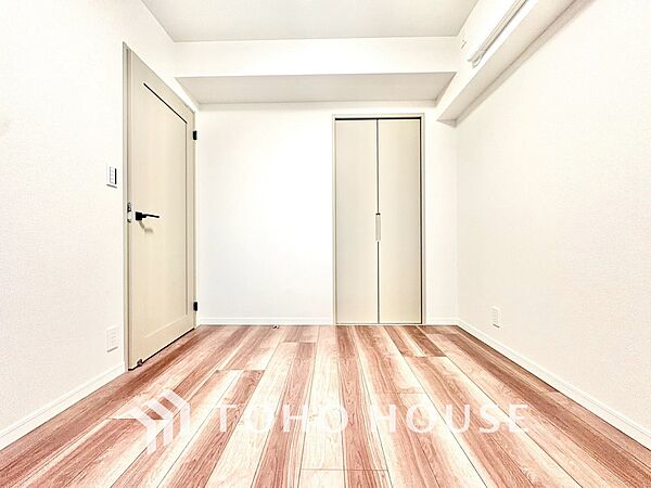 【居室】ゆったりとした広さで、ベッドを置いても余裕のある空間です。