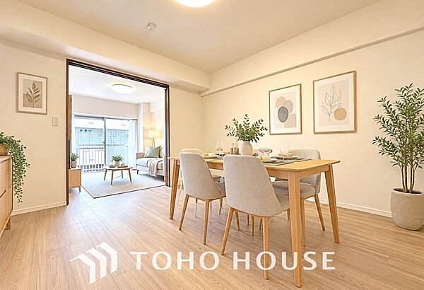 ここはみんなが集い、食事と楽しい会話が始まる場所。話に夢中になりすぎて、ついつい時を忘れ、夜半過ぎになってしまう。※この画像の家具の配置には、CGによる加工を施しております。