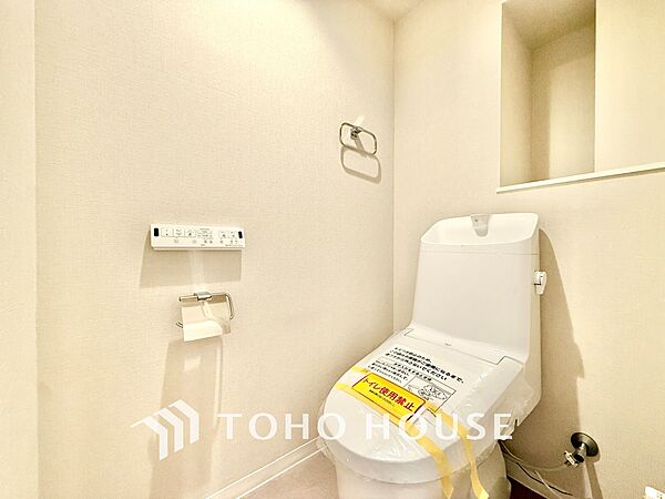 ◆トイレ◆トイレも全て新品に交換されており、清々しく新生活を始めることができます。白基調の清潔感のある空間に生まれ変わりました。