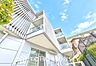 外観：暮らしの舞台となるマンション。建物だけでなく、周辺の街並みも含めてご覧いただきたい住まいです。