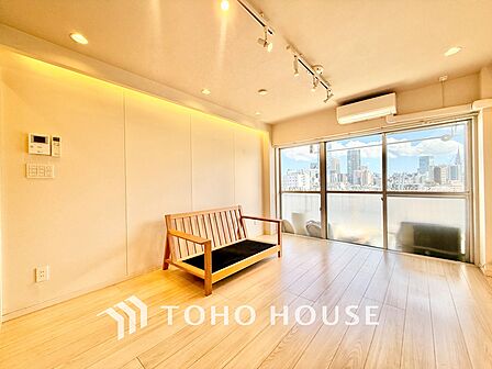 ◆リビング◆たくさんの窓から注ぐ太陽の光。時間の経過とともに光と影のコントラストがこの空間のムードを変え、部屋に変化と温もりをもたらしてくれる。