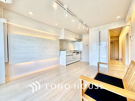 ◆今宵の食卓◆ダウンライトに反射するグラスを眺めながらワインを注ぐ。トクトクと心地いい音をさせながら、フランスの古城を思わせる薫りがたちこめ、とても幸せな時を過ごせる。