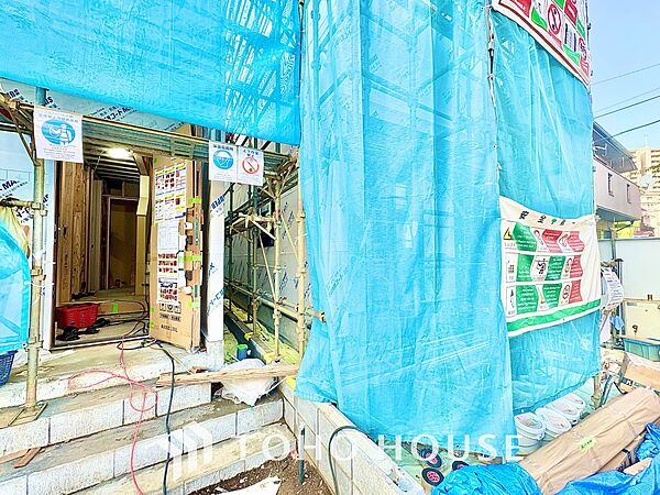 ◆木漏れ日◆の様な採光が優しく足元を照らし、心地いい暮らしの道しるべを写し出す。この空間で過ごす家族との語らいの時間がとても素敵で幸せを感じるかもしれない。