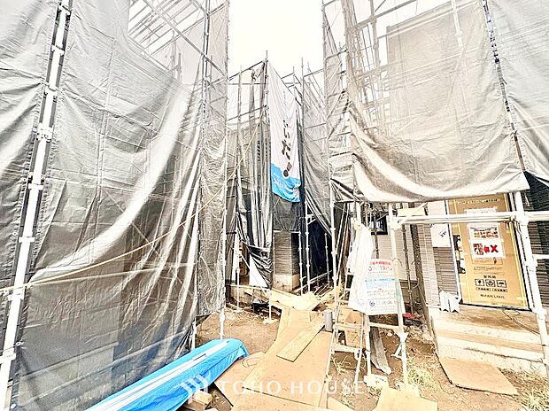 ◆見通しが良く開放的な角地立地◆青空に映えるスタイリッシュな外観デザイン。開けた前面道路は車同士のすれ違いや運転もしやすく、陽当たりや通風にも恵まれた心地よい住環境です。