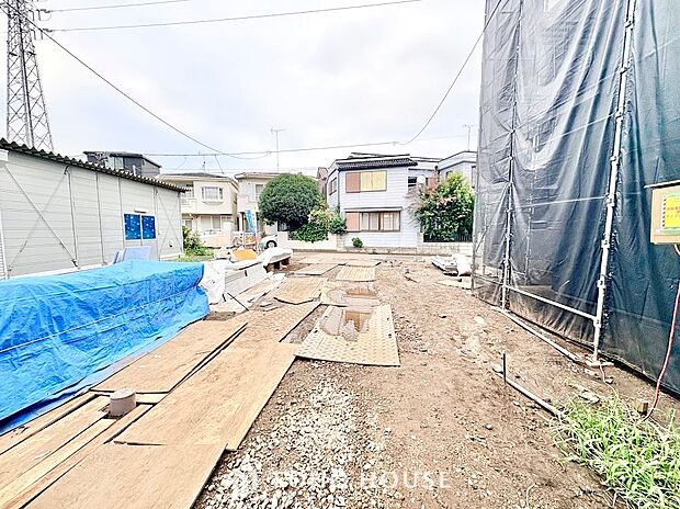 ◆雨に濡れずに移動できるガレージ◆お車から玄関ドアまで屋根が覆う安心の設計。雨の日の買い物帰りや、小さなお子様を連れての乗り降りも濡れずにスムーズに行える利便性の高さが魅力です。