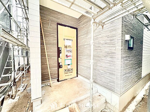 ◆木目が映える上品な玄関ポーチ◆しっかりと屋根が覆う設計で、雨の日の傘の開閉やご家族のお出かけも安心です。自然光が入る明かり取り窓を備え、訪れる人を優しく迎える住まいの顔です。