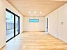 その他：柔らかな自然光が差し込み、お部屋全体を明るく包み込む心地よいリビング。日中は照明に頼らず過ごせる自然な明るさが魅力です。穏やかな時間の中で、ご家族それぞれのペースでゆったりとくつろげます。