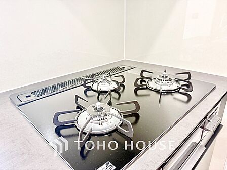 ◆今宵の食卓◆ダウンライトに反射するグラスを眺めながらワインを注ぐ。トクトクと心地いい音をさせながら、フランスの古城を思わせる薫りがたちこめ、とても幸せな時を過ごせる。