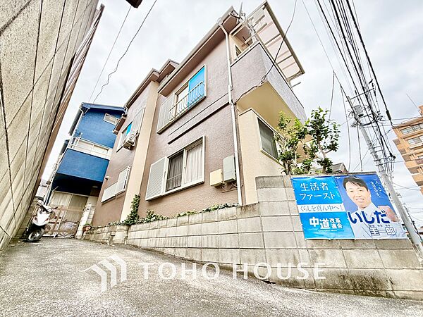 【居心地のいい暮らし】には欠かせない眩い採光。ゆったりとした幅の窓からこの空間に降り注ぐ採光が絶えない。明るいリビングこそ居心地のいい暮らしが待っているのだと思う。