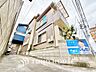 キッチン：【居心地のいい暮らし】には欠かせない眩い採光。ゆったりとした幅の窓からこの空間に降り注ぐ採光が絶えない。明るいリビングこそ居心地のいい暮らしが待っているのだと思う。