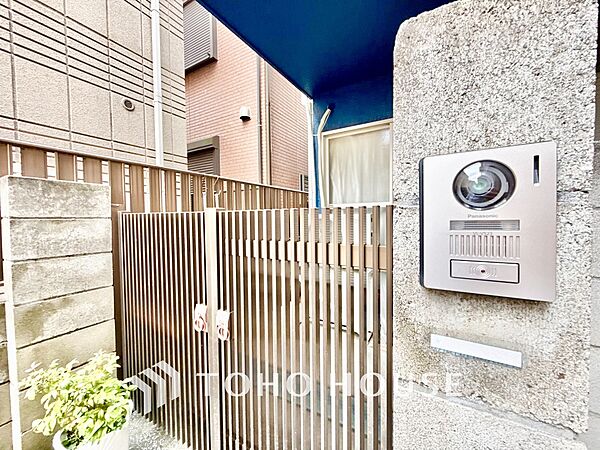 【木漏れ日】の様な採光が優しく足元を照らし、心地いい暮らしの道しるべを写し出す。この空間で過ごす家族との語らいの時間がとても素敵で幸せを感じるかもしれない。
