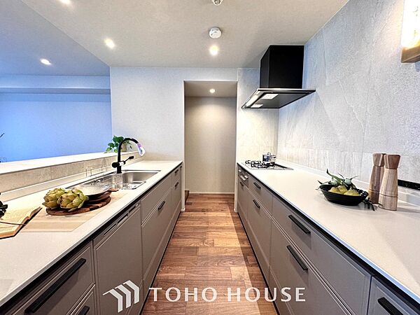 【Kitchen】美しく使いやすいキッチンは油汚れが簡単に拭き取れる素材で加工されており、浄水器シャワーから流す水の音を軽減する静かなシンクを採用。見えないところにさり気ない配慮が嬉しい