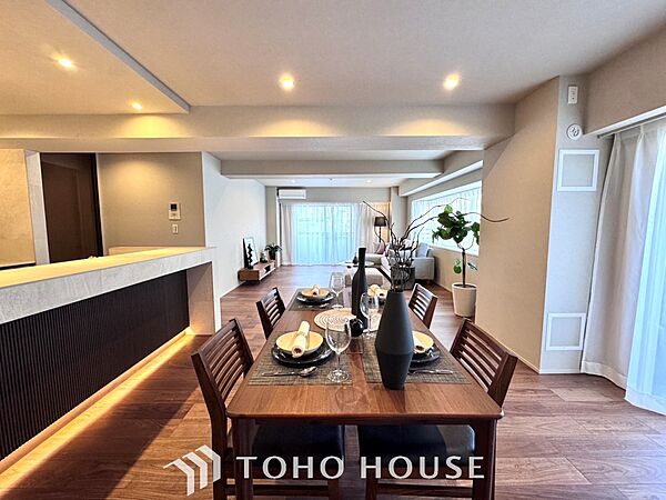【Decorative lighting】上質に仕上げられた室内。オフ・ホワイトの壁を背にした観葉植物の葉をそっと置かれたインテリア・ライトが照らし出しています。少しお洒落な暮らしをしてみませんか。