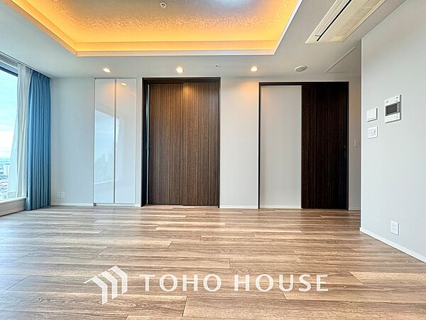 ここはみんなが集い、食事と楽しい会話が始まる場所。話に夢中になりすぎて、ついつい時を忘れ、夜半過ぎになってしまう。そんな束の間の幸せを感じさせてくれます。