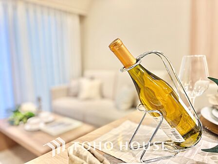 ここにはみんなが集い、食事と楽しい会話が始まる。話に夢中になりすぎて、ついつい時を忘れ夜半過ぎになってしまう。そんな束の間の幸せを感じさせてくれる場所でありたい。　