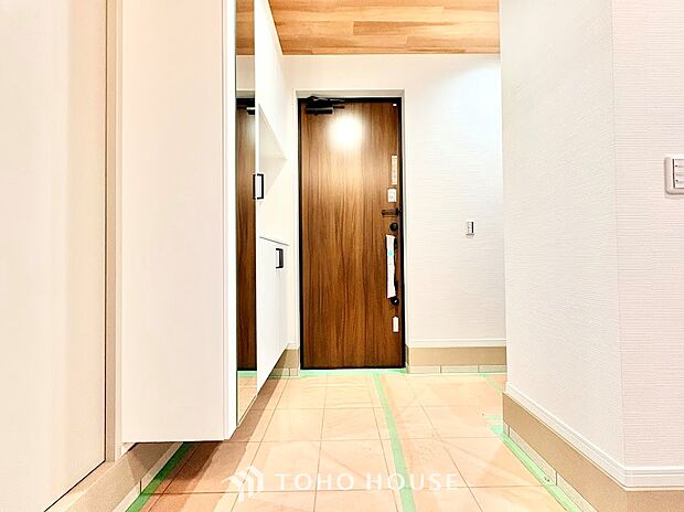 ご家族やゲストを明るく迎え入れる、住まいの顔となる玄関。靴などをしまえる収納を備え、散らかりがちな足元もすっきりと整理できます。いつでも綺麗に保てる、清潔感とゆとりのあるお出迎え空間です。