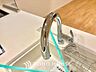 設備：【Kitchen】浄水器内蔵・可動式のシャワーヘッド。水はねや大きな洗い物も計算したシンク。システムキッチンは家事をずっと楽にしてくれる。