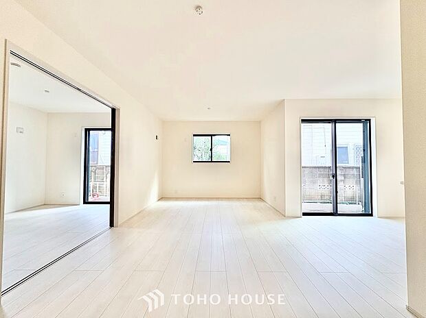 窓からたっぷりの陽光が降り注ぎ、部屋全体を明るく包み込む心地よいリビング。日中は照明に頼らずに過ごせる自然な明るさが魅力です。ポカポカとした陽だまりの中で、穏やかな休日を満喫できます。