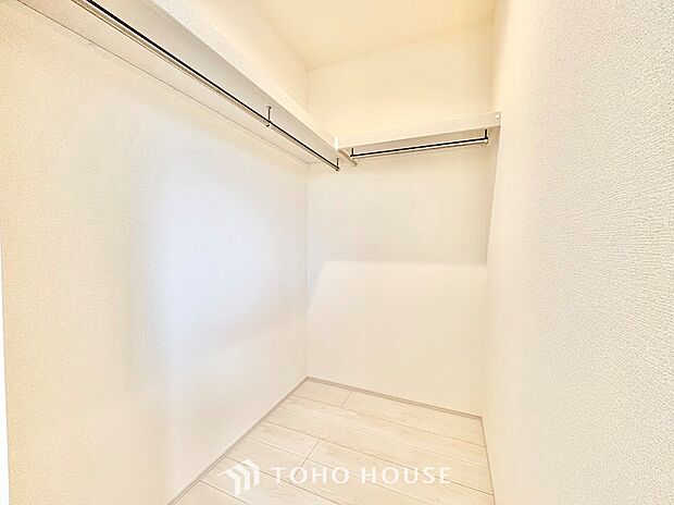 居住空間を広く美しく保つための頼もしい収納スペース。かさばる衣類や思い出の品などもしっかりと収まり、生活感を隠してくれます。荷物の整理整頓がしやすく、いつでもスッキリとしたお部屋を実現します。