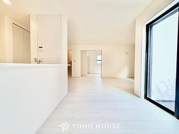 柔らかな自然光が差し込み、お部屋全体を明るく包み込む心地よいリビング。日中は照明に頼らず過ごせる自然な明るさが魅力です。穏やかな時間の中で、ご家族それぞれのペースでゆったりとくつろげます。