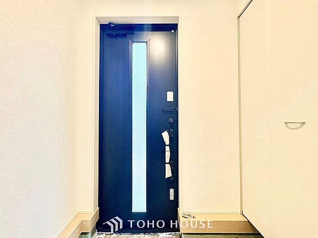 ご家族やゲストを明るく迎え入れる、住まいの顔となる玄関。靴などをしまえる収納を備え、散らかりがちな足元もすっきりと整理できます。いつでも綺麗に保てる、清潔感とゆとりのあるお出迎え空間です。