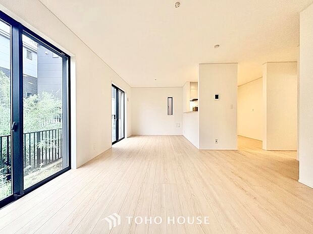 窓からたっぷりの陽光が降り注ぎ、部屋全体を明るく包み込む心地よいリビング。日中は照明に頼らずに過ごせる自然な明るさが魅力です。ポカポカとした陽だまりの中で、穏やかな休日を満喫できます。