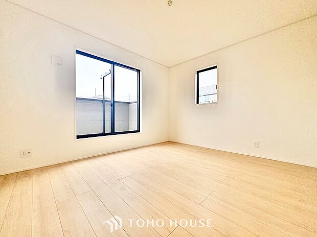 一日の終わりに心身をゆっくりと休める、落ち着いた雰囲気の居室。ベッドを置いてもゆとりのある広さで、質の高い睡眠と爽やかな朝の目覚めをサポートします。心安らぐプライベート空間です。