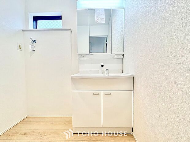 収納力を備えた便利な洗面台。散らかりがちな小物やスキンケア用品、タオル類もすっきりと片付きます。いつでも清潔で美しい空間を保つことができ、日々の暮らしをより快適にサポートしてくれます。