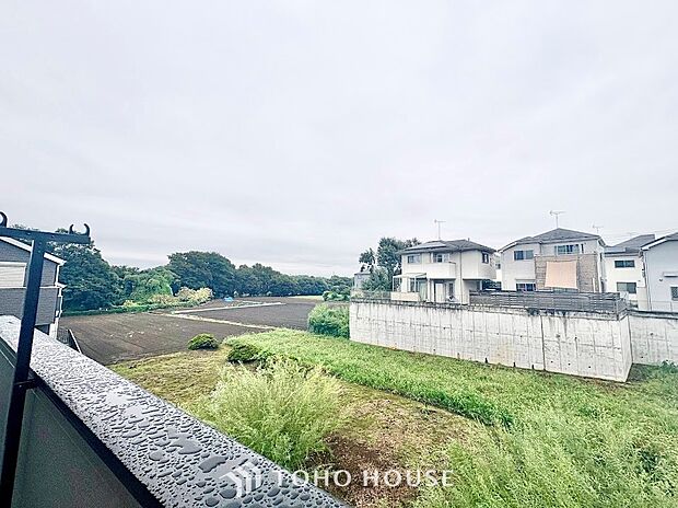 爽やかな風と柔らかな日差しを感じられるバルコニー。お洗濯物やお布団もしっかり干せて、毎日の家事をサポートします。外の空気に触れながら、ホッと一息つけるプライベートな屋外空間としても活躍します。