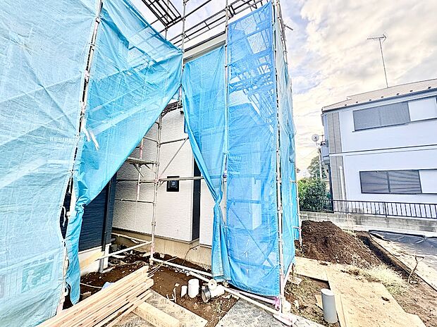 ◆見通しが良く開放的な角地立地◆青空に映えるスタイリッシュな外観デザイン。開けた前面道路は車同士のすれ違いや運転もしやすく、陽当たりや通風にも恵まれた心地よい住環境です。