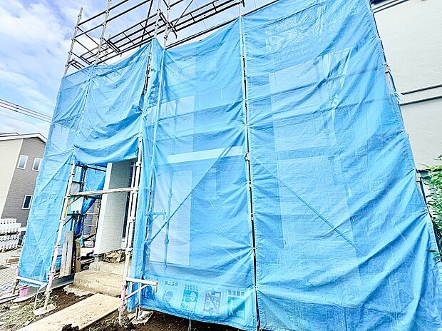 ◆雨に濡れずに移動できるガレージ◆お車から玄関ドアまで屋根が覆う安心の設計。雨の日の買い物帰りや、小さなお子様を連れての乗り降りも濡れずにスムーズに行える利便性の高さが魅力です。
